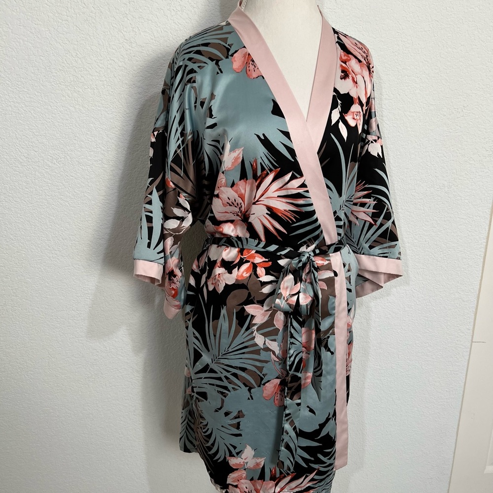 ⚠️SoLD⚠️Secret Treasures Fronds & Florals Belted Front Wrap Robe Short Sleeve - Picture 4 of 13
